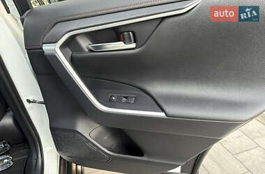 Позашляховик / Кросовер Toyota RAV4 2021 в 
