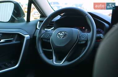 Внедорожник / Кроссовер Toyota RAV4 2023 в 