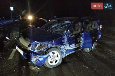 Внедорожник / Кроссовер Toyota RAV4 2001 в 