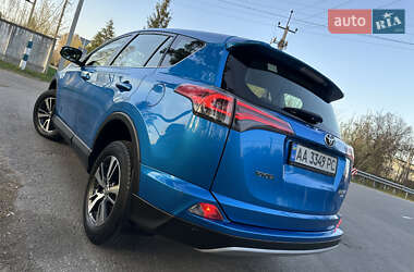 Позашляховик / Кросовер Toyota RAV4 2016 в 