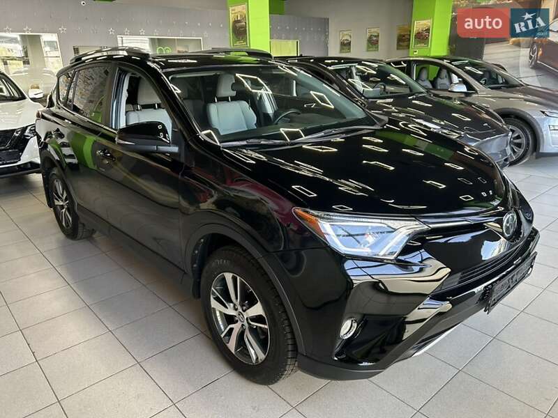 Внедорожник / Кроссовер Toyota RAV4 2018 в 