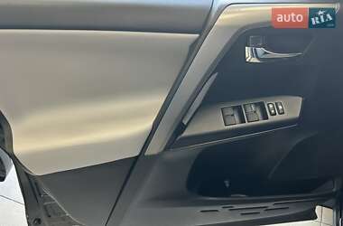 Внедорожник / Кроссовер Toyota RAV4 2018 в 