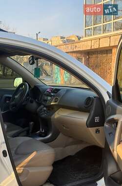 Внедорожник / Кроссовер Toyota RAV4 2010 в 