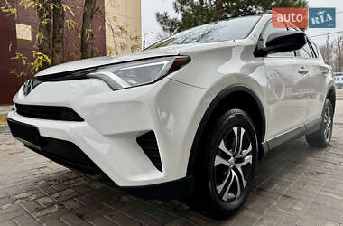 Внедорожник / Кроссовер Toyota RAV4 2016 в 