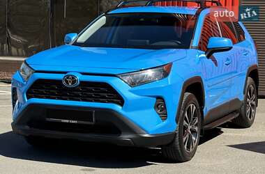 Внедорожник / Кроссовер Toyota RAV4 2019 в 
