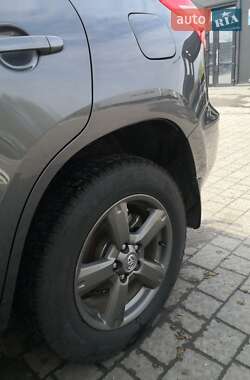Внедорожник / Кроссовер Toyota RAV4 2012 в 