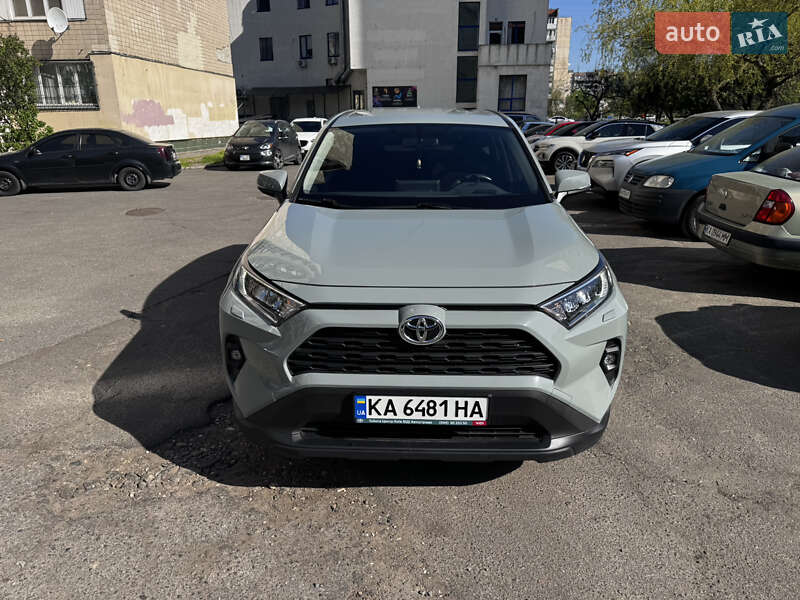 Внедорожник / Кроссовер Toyota RAV4 2022 в 
