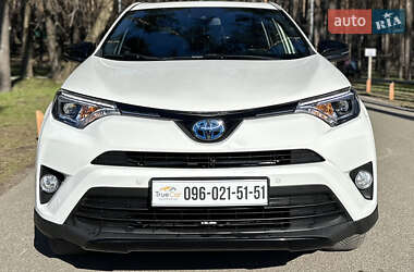 Внедорожник / Кроссовер Toyota RAV4 2018 в 