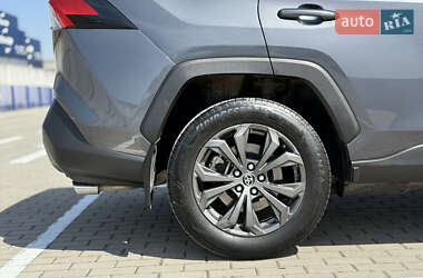 Позашляховик / Кросовер Toyota RAV4 2023 в 