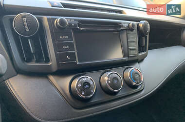 Позашляховик / Кросовер Toyota RAV4 2016 в 