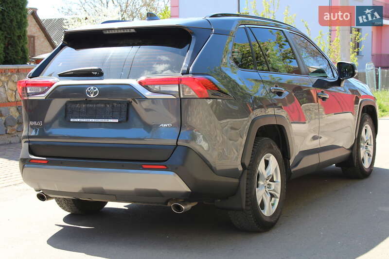 Внедорожник / Кроссовер Toyota RAV4 2022 в Ровно