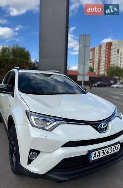 Внедорожник / Кроссовер Toyota RAV4 2018 в 