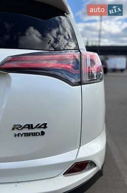 Внедорожник / Кроссовер Toyota RAV4 2018 в 