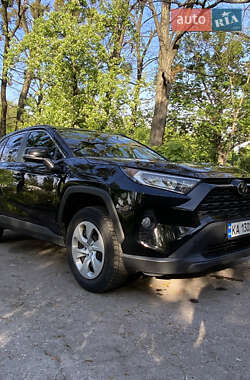 Позашляховик / Кросовер Toyota RAV4 2020 в 
