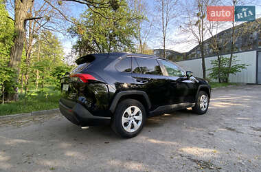 Позашляховик / Кросовер Toyota RAV4 2020 в 