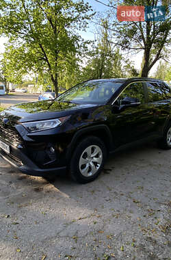 Позашляховик / Кросовер Toyota RAV4 2020 в 