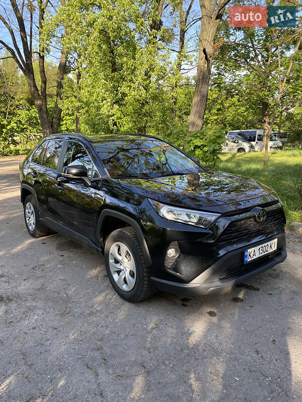 Позашляховик / Кросовер Toyota RAV4 2020 в 