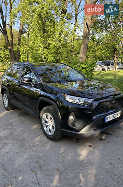 Позашляховик / Кросовер Toyota RAV4 2020 в 