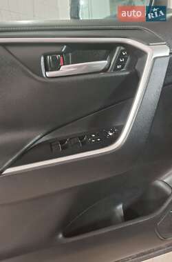 Позашляховик / Кросовер Toyota RAV4 2021 в 
