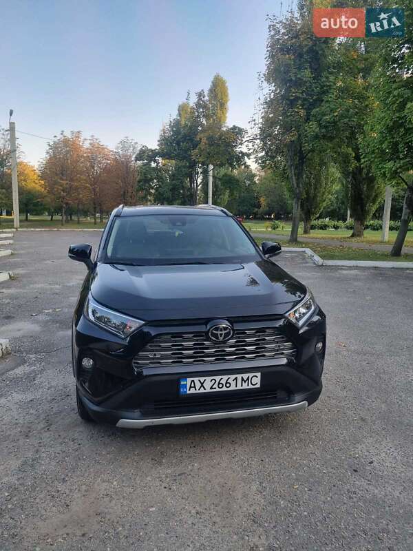 Внедорожник / Кроссовер Toyota RAV4 2019 в 