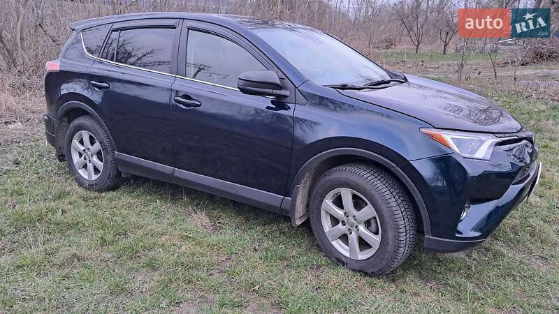 Внедорожник / Кроссовер Toyota RAV4 2018 в 