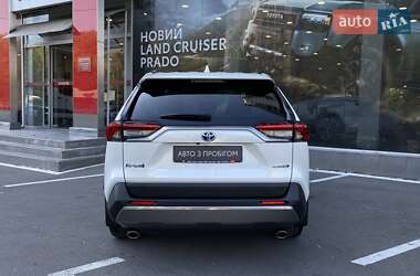 Позашляховик / Кросовер Toyota RAV4 2020 в 