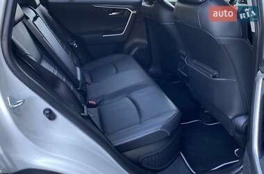 Позашляховик / Кросовер Toyota RAV4 2020 в 
