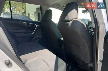 Внедорожник / Кроссовер Toyota RAV4 2020 в 