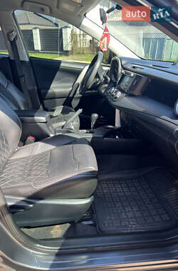 Внедорожник / Кроссовер Toyota RAV4 2015 в 