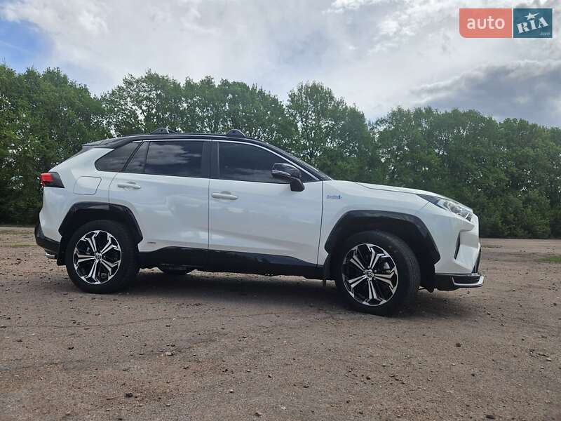 Позашляховик / Кросовер Toyota RAV4 2021 в 