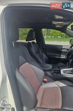Позашляховик / Кросовер Toyota RAV4 2021 в 