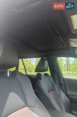Позашляховик / Кросовер Toyota RAV4 2021 в 