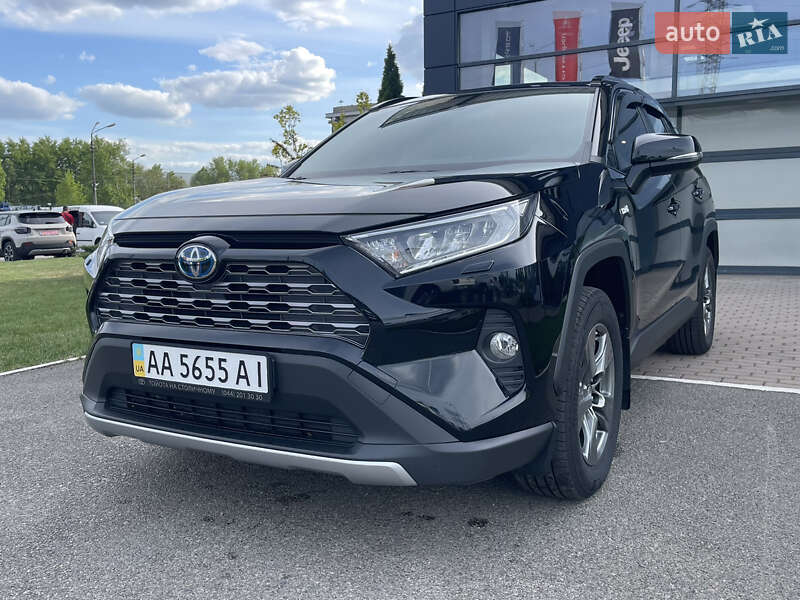 Позашляховик / Кросовер Toyota RAV4 2021 в 