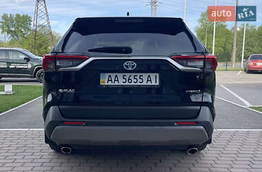 Позашляховик / Кросовер Toyota RAV4 2021 в 