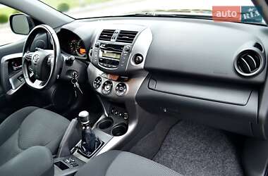 Позашляховик / Кросовер Toyota RAV4 2010 в 