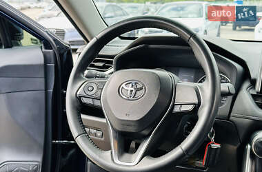 Внедорожник / Кроссовер Toyota RAV4 2021 в 