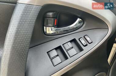 Внедорожник / Кроссовер Toyota RAV4 2006 в 