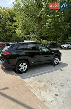 Позашляховик / Кросовер Toyota RAV4 2019 в 