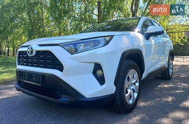 Внедорожник / Кроссовер Toyota RAV4 2019 в Краснограде