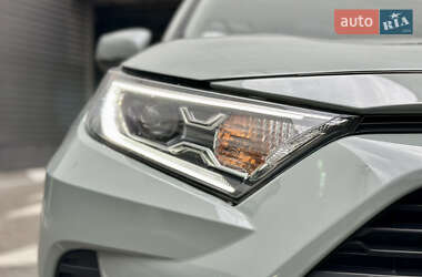Позашляховик / Кросовер Toyota RAV4 2020 в 