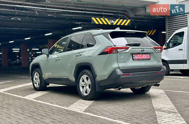 Позашляховик / Кросовер Toyota RAV4 2020 в 