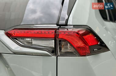 Позашляховик / Кросовер Toyota RAV4 2020 в 