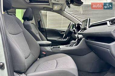 Позашляховик / Кросовер Toyota RAV4 2020 в 