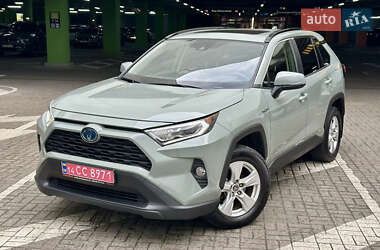 Позашляховик / Кросовер Toyota RAV4 2020 в 