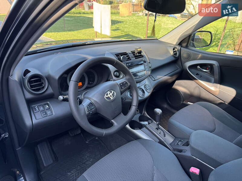 Позашляховик / Кросовер Toyota RAV4 2010 в Хусті