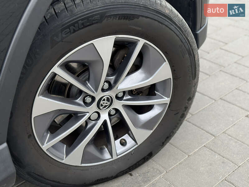 Внедорожник / Кроссовер Toyota RAV4 2017 в Ровно