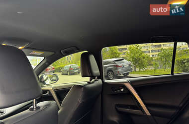 Внедорожник / Кроссовер Toyota RAV4 2017 в 