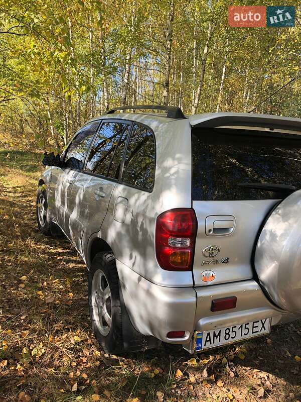 Позашляховик / Кросовер Toyota RAV4 2004 в 