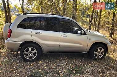Позашляховик / Кросовер Toyota RAV4 2004 в 