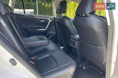 Позашляховик / Кросовер Toyota RAV4 2020 в 